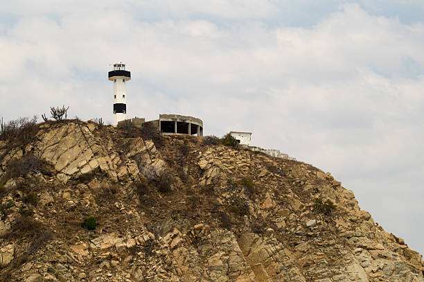 la casa bahías de huatulco. lighthouse. punta de santa cruz - commercial dock pier reef rock fotografías e imágenes de stock