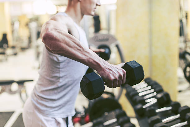 skurcz konstruktor nadwozia robi ćwiczenia z hantle w siłowni - human muscle men weights picking up zdjęcia i obrazy z banku zdjęć