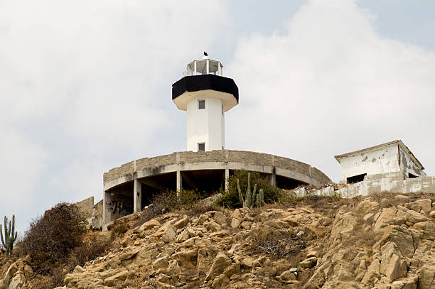 la casa bahías de huatulco. lighthouse. punta de santa cruz - commercial dock pier reef rock fotografías e imágenes de stock