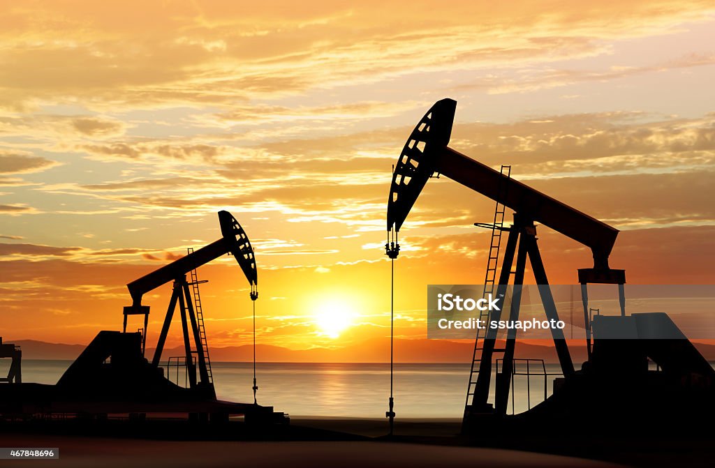 Silueta de bombas de aceite - Foto de stock de Industria petrolera libre de derechos