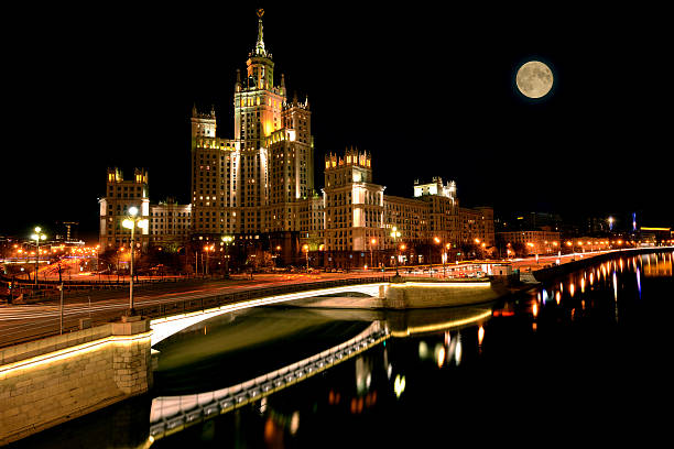 calles por el río en el centro histórico de la ciudad de moscú. - kotelnicheskaya fotografías e imágenes de stock