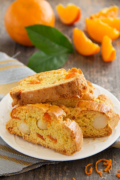 cantucci profumati con arancione e noci di macadamia. - biscotti italian culture macadamia nut pastry foto e immagini stock