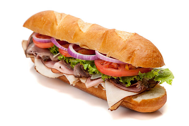 sandwich sous-marin sur fond blanc - sandwich delicatessen beef roast beef photos et images de collection
