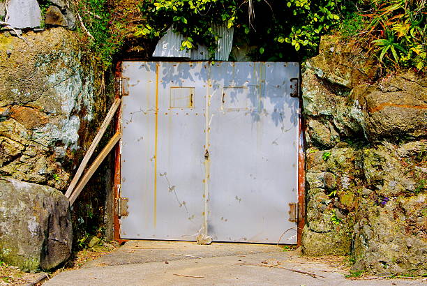 entrada de ar-abrigo anti-aéreo durante a ww2 no japão - air raid imagens e fotografias de stock