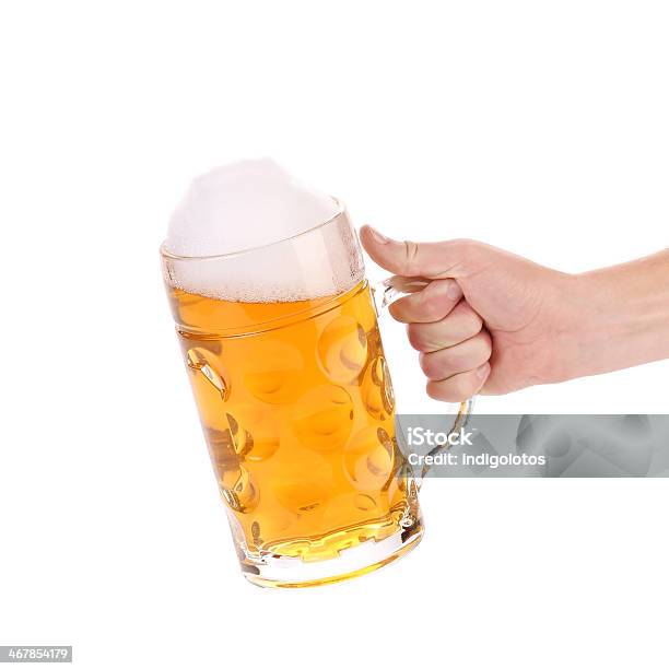 Bier Mit Schaum In Der Hand Stockfoto und mehr Bilder von Alkoholisches Getränk - Alkoholisches Getränk, Bernstein, Braun
