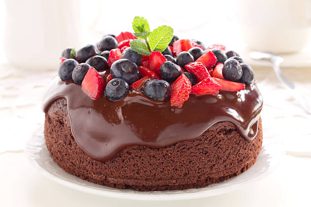 bolo de chocolate com frutas vermelhas de verão. - dessert fruit torte red - fotografias e filmes do acervo