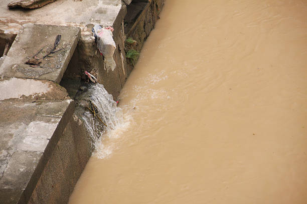 desastre ecológico, poluentes o rio. - kuala lumpur malaysia pipe tubing - fotografias e filmes do acervo