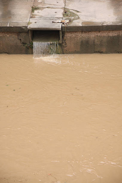 eco catástrofe, poluentes o rio. - kuala lumpur malaysia pipe tubing imagens e fotografias de stock