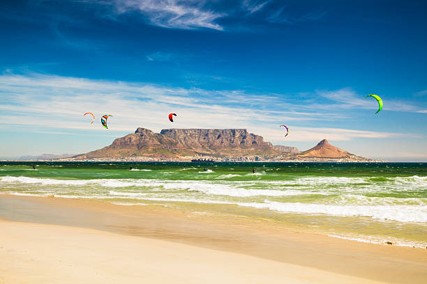 kitebarding à proximité de la montagne de la table et cape town en afrique du sud - table mountain afrique du sud photos et images de collection