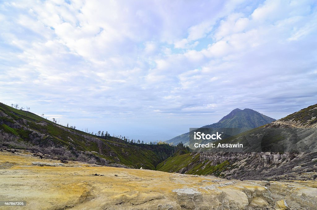 Извлечения сера внутри Kawah Ijen вулкана, Индонезия - Стоковые фото Fumarole роялти-фри