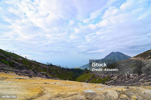 Извлечения Сера Внутри Kawah Ijen Вулкана Индонезия — стоковые фотографии и другие картинки Fumarole