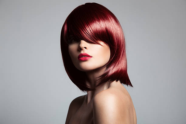 bela modelo com cabelo vermelho brilhante cabelo perfeito. - franja estilo de cabelo - fotografias e filmes do acervo