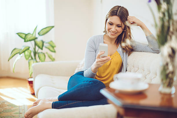 latina donna sms a casa - living room elegance women long hair foto e immagini stock