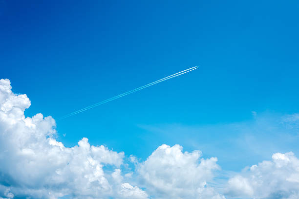 jacto de vapor de nuvens - rasto de fumo de avião imagens e fotografias de stock