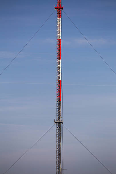 simétrico de rojo y blanco de la torre de radio - image date audio fotografías e imágenes de stock