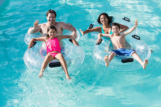 familia en el parque acuático en estilo "lazy river" - swimming pool water people sitting fotografías e imágenes de stock