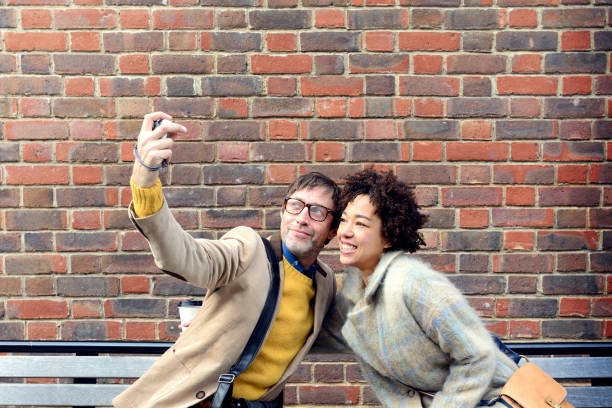 paar selfie mit london - romantic scene flash stock-fotos und bilder