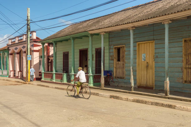 homme sur un vélo dans la rue de baracoa, cuba - baracoa photos et images de collection