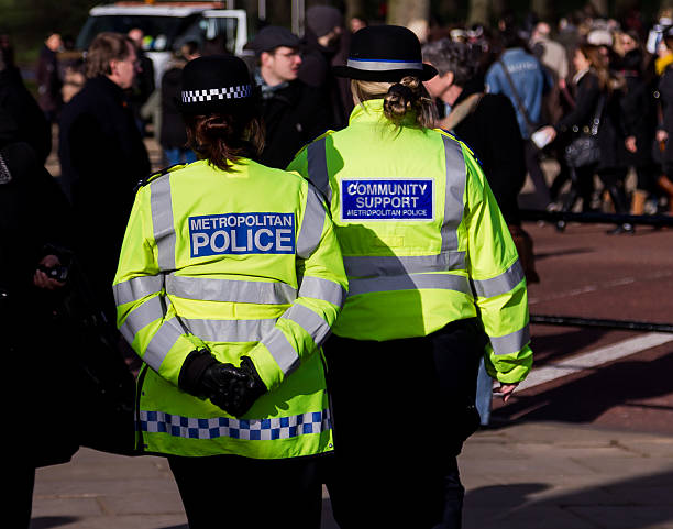 officiers de police sur les rues de londres - help mot anglais photos et images de collection