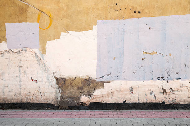 abstrato fragmento vazio abandonado urban pátio - building exterior obsolete abandoned damaged imagens e fotografias de stock
