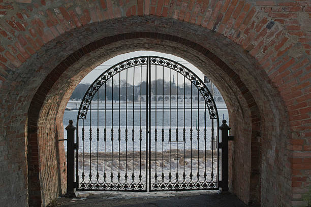 o portão de ferro no kremlin parede. veliky novgorod, rússia - novgorod - fotografias e filmes do acervo