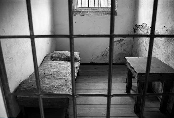 늙음 포기됨 셀 - bed table prison prison cell 뉴스 사진 이미지