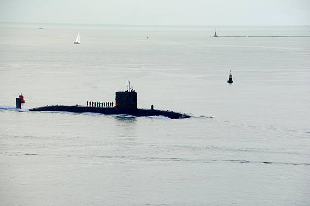 marinha sub-coming home do mar - plymouth england imagens e fotografias de stock