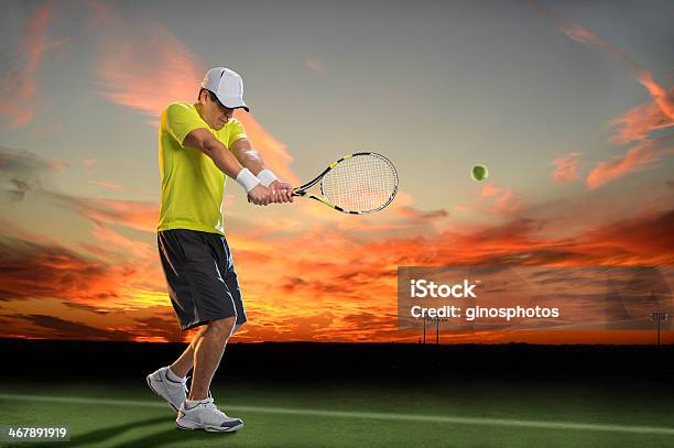 Jugador De Tenis En La Puesta De Sol Foto de stock y más banco de imágenes de Actividad - Actividad, Actividades recreativas, Adulto