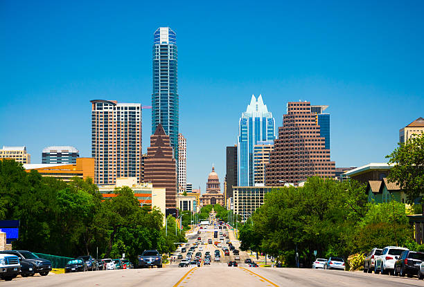 blick auf die skyline von austin, texas state capitol - austin texas skyline texas cityscape stock-fotos und bilder