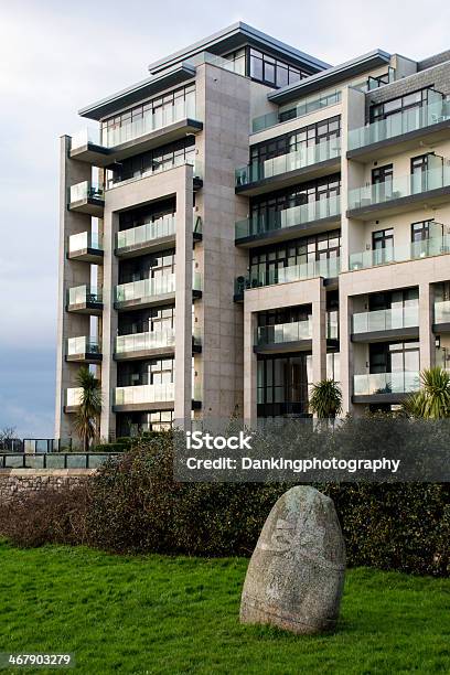 Rock Neben Dem Azurblauen Apartments In Plymouth Hoe Stockfoto und mehr Bilder von Plymouth - Devon