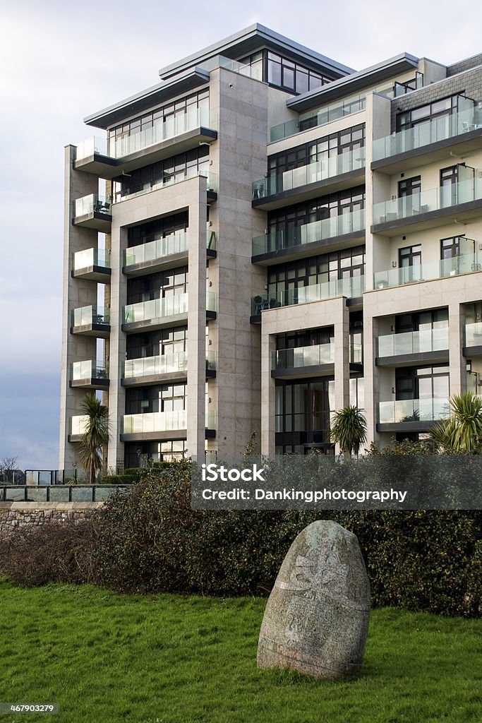 Rock junto a azure apartamentos en Plymouth Hoe - Foto de stock de Piso - Residencia libre de derechos