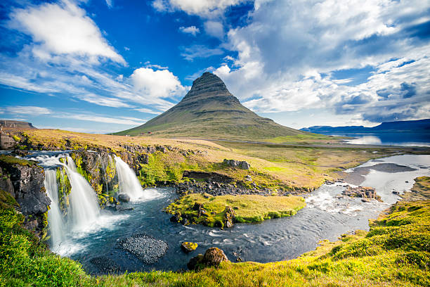 kirkjufell, island - fjord stock-fotos und bilder