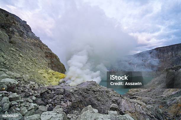 Vulcão Ijen Kawah Ilha De Java - Fotografias de stock e mais imagens de Adulto - Adulto, Amarelo, Atividade