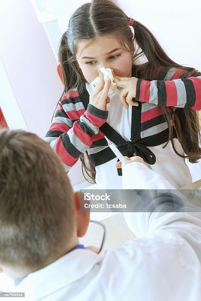 Petite fille malade avec froid - Photo de Adulte libre de droits