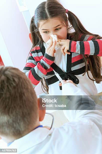 Enjoado Rapariga Com Uma Câmara De Frio - Fotografias de stock e mais imagens de Adulto - Adulto, Alergia, Aluno de Jardim de Infância