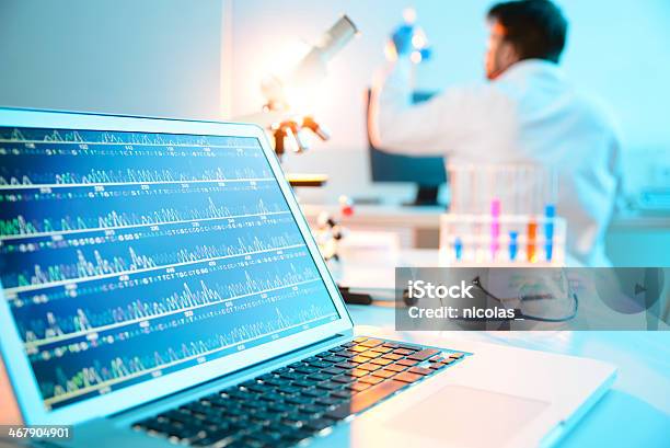 Sequenza Del Dna - Fotografie stock e altre immagini di DNA - DNA, Monitor, Gel di sequenziamento del DNA