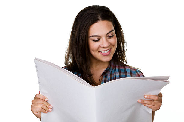 jornal de leitura de mulher alegre - newspaper reading blank women imagens e fotografias de stock