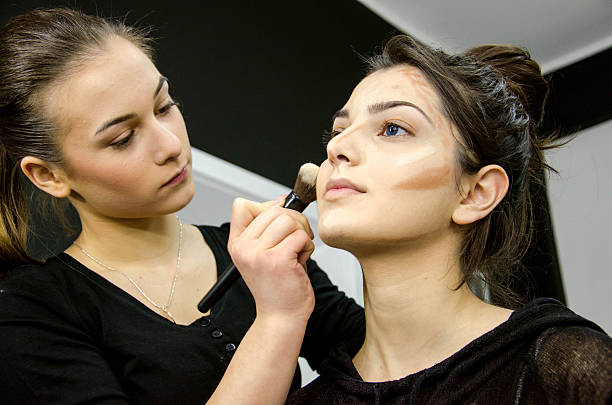 maquiagem de escolar e alunos - women moving up looking human hair imagens e fotografias de stock