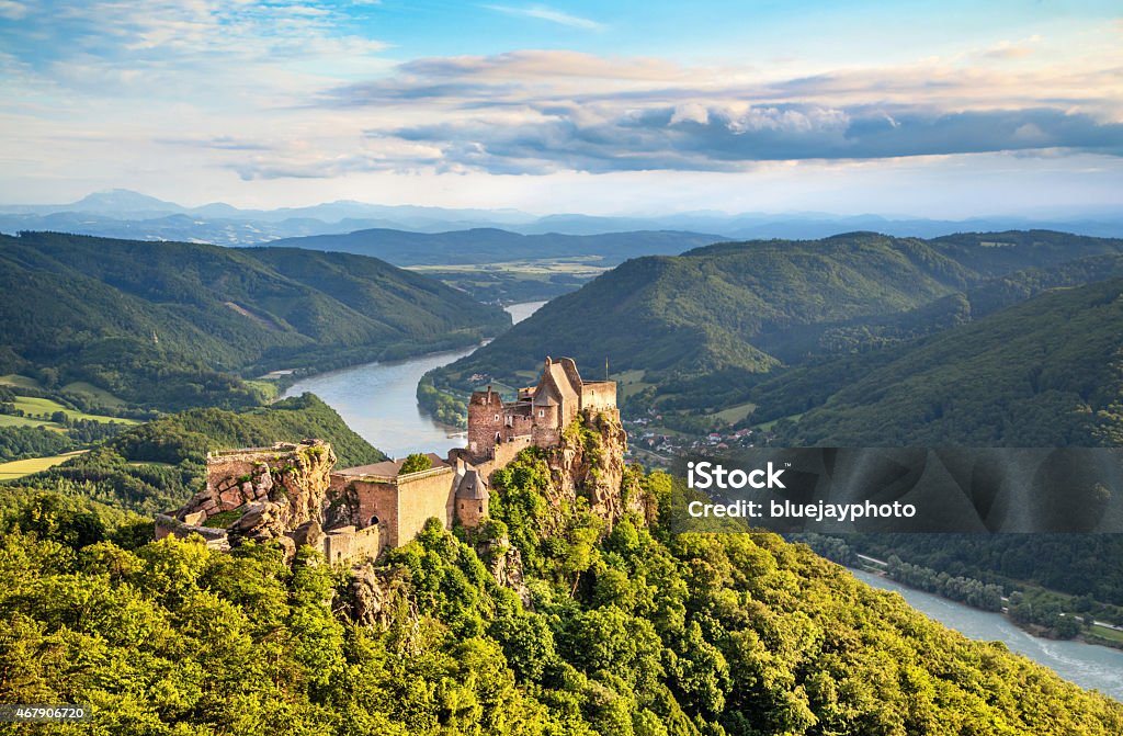 Château de Wachau valley avec ruine au coucher du soleil, en Autriche - Photo de Vallée du Danube libre de droits