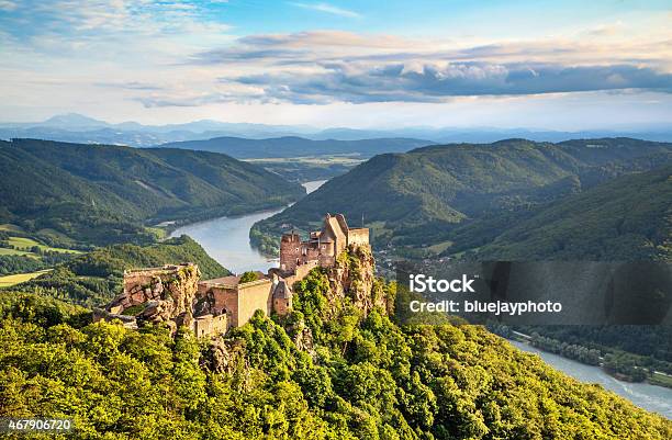 Photo libre de droit de Château De Wachau Valley Avec Ruine Au Coucher Du Soleil En Autriche banque d'images et plus d'images libres de droit de Vallée du Danube