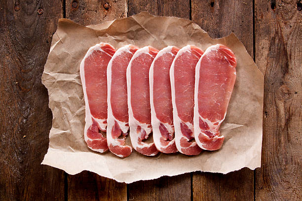 speck auf holz - raw bacon stock-fotos und bilder