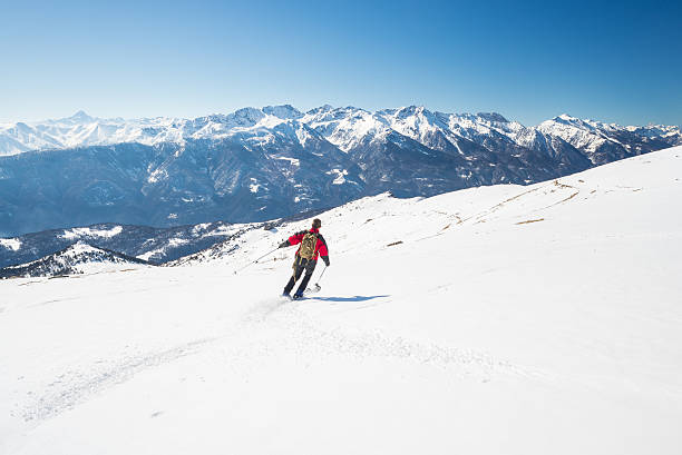 skifahren auf den majestätischen italienischen alpen arc - telemark skiing stock-fotos und bilder