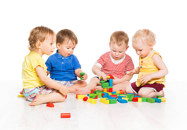 группа дети играют игрушек блоков. детские маленькие дети раннего развития - little girls group of people happiness cheerful стоковые фото и изображения