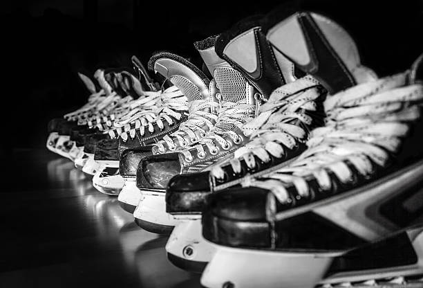 hóquei em patins alinhados no vestiário - ice hockey ice team canada - fotografias e filmes do acervo