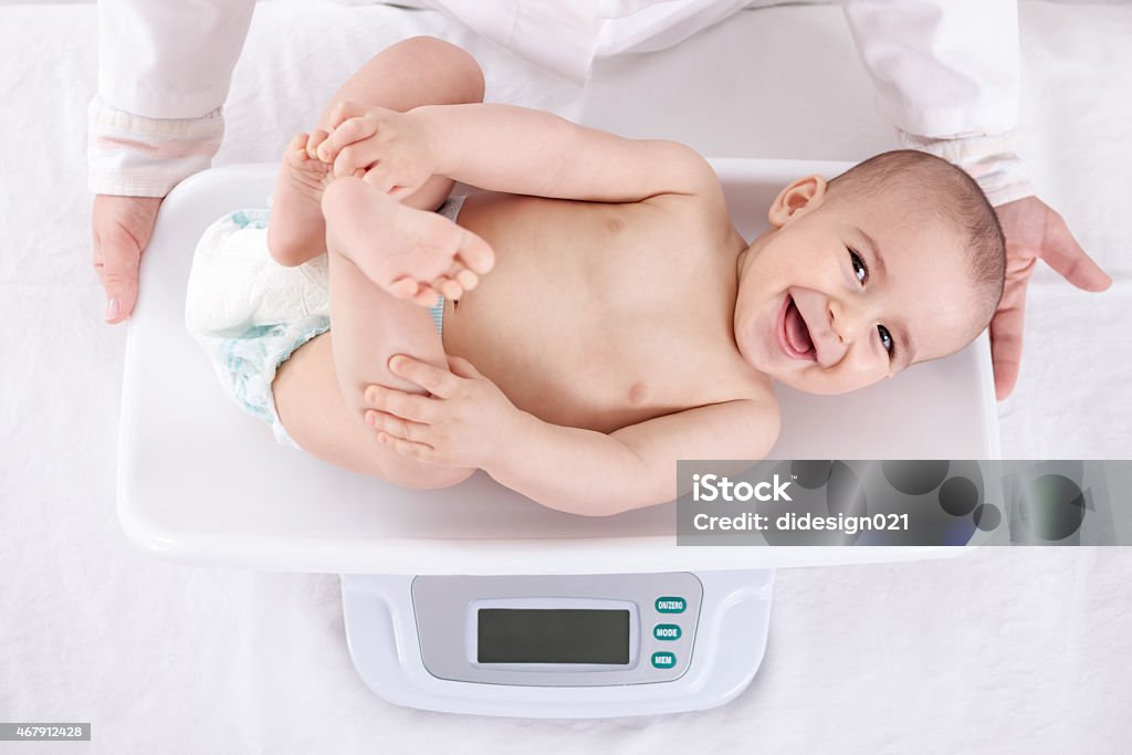 Medición sonriendo hermosa cómoda little baby - Foto de stock de Bebé libre de derechos