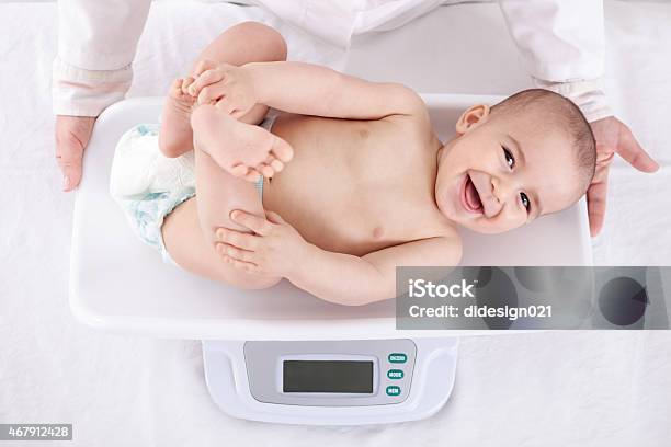 Medición Sonriendo Hermosa Cómoda Little Baby Foto de stock y más banco de imágenes de Bebé - Bebé, Báscula, Escala