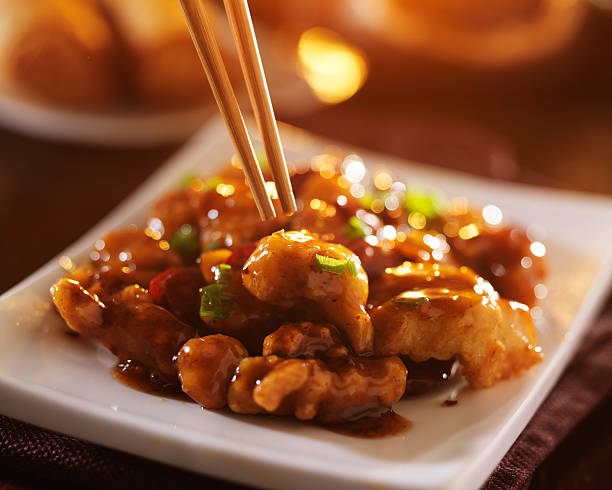 comer comida chinesa geral tso de frango - chicken general tso food imagens e fotografias de stock
