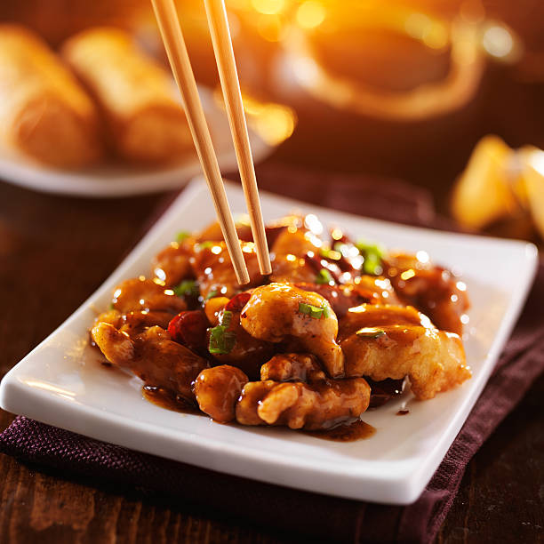 comer geral tso de frango com pauzinhos - chicken general tso food imagens e fotografias de stock