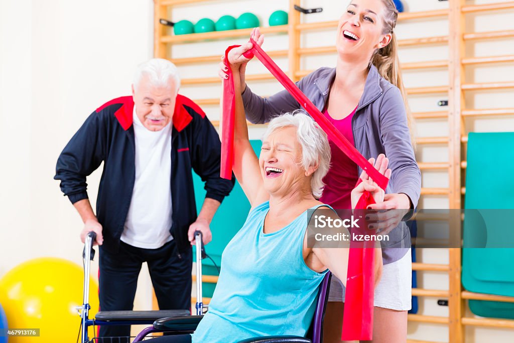 Seniors en terapia de rehabilitación física - Foto de stock de Ejercicio físico libre de derechos