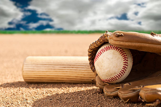 baseball, guanto e pipistrello sul campo - baseballs baseball grass sky foto e immagini stock